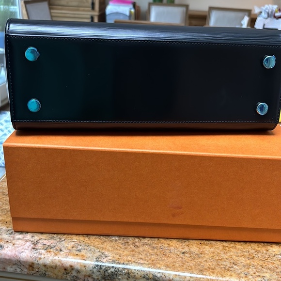 Authentic Louis Vuitton Medium Black Epi Bag is in perfect condition - Picture 7 of 14